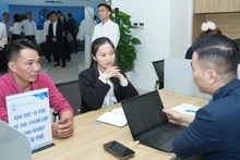 Cán bộ Trung tâm Phục vụ hành chính công thành phố Hà Nội tư vấn lĩnh vực thành lập doanh nghiệp cho người dân.