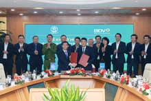 Lễ ký kết giữa Trung tâm Phục vụ hành chính công thành phố Hà Nội và Ngân hàng BIDV. 