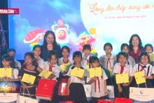 Phó Chủ tịch nước thăm, tặng quà Tết Trung thu tại Đắk Lắk