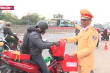 Lực lượng Công an Ninh Bình hỗ trợ người dân về quê đón Tết an toàn