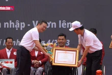 Trao Huân chương lao động cho vận động viên khuyết tật