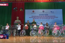 Hỗ trợ học sinh nghèo khu vực biên giới nhiễm bom mìn