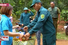 Những suất cơm nghĩa tình gửi đến lực lượng làm nhiệm vụ