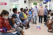Nhiều người bị biến chứng vì tự chữa đau mắt đỏ