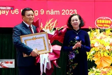 Trao Huy hiệu 40 năm tuổi Đảng tặng GS, TS Nguyễn Xuân Thắng