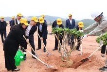 Chủ tịch Ủy ban nhân dân tỉnh Phú Thọ Bùi Văn Quang và Chủ tịch Tập đoàn T&T Group Đỗ Quang Hiển cùng các đại biểu trồng cây tại dự án sân golf Tam Nông.