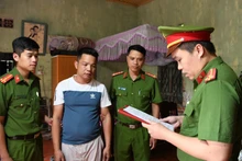 Cơ quan điều tra tống đạt quyết định khởi tố vụ án, khởi tố bị can và bắt tạm giam đối tượng Lê Xuân Hùng.