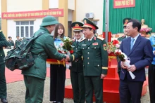 Đồng chí Trịnh Văn Quyết động viên tân binh thành phố Việt Trì lên đường nhập ngũ.