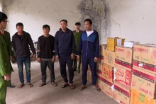 Các đối tượng và tang vật của vụ án tại cơ quan Công an.