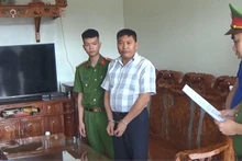 Cơ quan điều tra đọc quyết định khởi tố đối với một trong những cá nhân về hành vi "Mua bán trái phép hóa đơn".