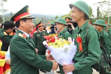 Lãnh đạo Quân khu 2 tặng hoa động viên các tân binh lên đường làm nhiệm vụ bảo vệ Tổ quốc.