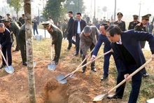 Bộ trưởng Công an Tô Lâm và lãnh đạo tỉnh Phú Thọ trồng cây trong khuôn viên trụ sở Công an thành phố Việt Trì.