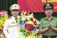 Thượng tướng Trần Quốc Tỏ trao Quyết định và tặng hoa chúc mừng tân Giám đốc Công an Phú Thọ Nguyễn Minh Tuấn.