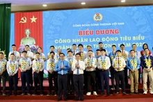 Bộ trưởng Công thương Nguyễn Hồng Diên và Chủ tịch Tổng Liên đoàn Lao động Việt Nam Nguyễn Đình Khang trao quà cho công nhân lao động có hoàn cảnh khó khăn.