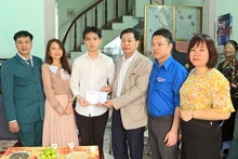 Đại diện Mặt trận Tổ quốc và các đoàn thể phường Thọ Sơn, thành phố Việt Trì tặng quà động viên công dân trên địa bàn phường lên đường nhập ngũ. 