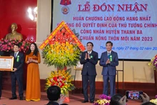 Bí thư Tỉnh ủy Phú Thọ Bùi Minh Châu tặng hoa và trao Quyết định đạt chuẩn nông thôn mới cho huyện Thanh Ba.