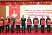 Đại tướng Lương Cường tặng quà cho các gia đình chính sách, người có công tiêu biểu trên địa bàn tỉnh.