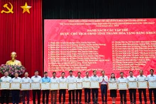 Lãnh đạo tỉnh Thanh Hóa trao tặng Bằng khen cho các tập thể có thành tích xuất sắc.