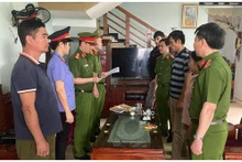 Cơ quan chức năng công bố quyết định khởi tố bị can.