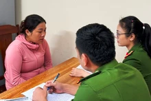 Công an làm việc với đối tượng có hành vi mua, bán người.