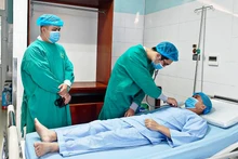 Bác sĩ thăm, khám sức khỏe bệnh nhân trước khi xuất viện.