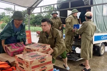 Công an vận chuyển mỳ tôm cung ứng cho nhân dân vùng ngập lũ.