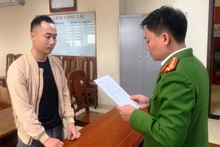 Cơ quan chức năng thi hành quyết định khởi tố bị can.