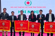 Hội Chữ thập đỏ Thanh Hóa tặng Cờ thi đua cho 4 đơn vị.