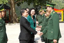 Lãnh đạo Hội đồng Dân tộc của Quốc hội với Bộ đội Biên phòng ở huyện Mường Lát, tỉnh Thanh Hóa.
