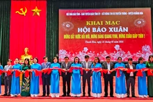 Các đại biểu cắt băng khai mạc Hội báo Xuân.