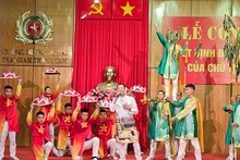 Một tiết mục văn nghệ mừng ngày đặc xá.