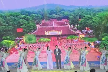 Một tiết mục văn nghệ mừng huyện đạt chuẩn nông thôn mới.