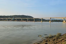 Cầu Xuân Quang vượt sông Mã đang trong giai đoạn hoàn thiện.