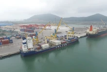 Phương tiện vận tải hàng hóa bằng container cập cảng biển ở Thanh Hóa bốc dỡ hàng hóa.