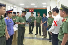 Cơ quan chức năng thi hành Lệnh bắt tạm giam Nguyễn Thế Hùng.
