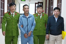 Công an quản lý đối tượng ra đầu thú.