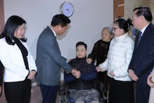 Bí thư Tỉnh ủy Thanh Hóa ân cần hỏi thăm sức khỏe, động viên Lê Thị Huệ.