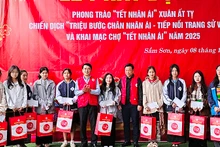 Hội Chữ thập đỏ Thanh Hóa trao tặng quà cho học sinh, sinh viên vượt khó.