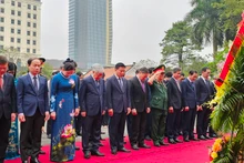 Các đại biểu tưởng niệm Chủ tịch Hồ Chí Minh tại Khu văn hóa tưởng niệm Bác Hồ ở thành phố Thanh Hóa.