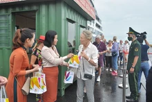 Đà Nẵng chào đón đoàn khách quốc tế du lịch tàu biển cập cảng Tiên Sa. (Ảnh DINH NGUYỄN) 