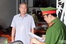 Công an tỉnh An Giang đọc lệnh bắt tạm giam bị can Huỳnh Lê Phong.
