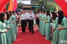 Đồng chí Phan Đình Trạc đến dự chung vui Ngày hội Đại đoàn kết toàn dân tộc ở ấp Phú Hòa 2, xã Bình Hòa
