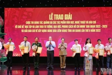 Lãnh đạo tỉnh An Giang trao giải cho các tác giả đoạt giải A.