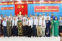 Các đảng viên cao tuổi Đảng chụp ảnh lưu niệm cùng lãnh đạo tỉnh An Giang.