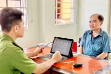 Nguyễn Thành Phi ( bên trái) khai nhận hành vi vận chuyển tiền tệ trái phép.