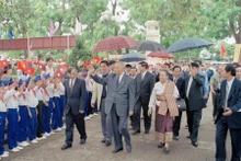 Thiếu nhi xã Kim Liên (huyện Nam Đàn, tỉnh Nghệ An) - quê hương Chủ tịch Hồ Chí Minh chào đón Chủ tịch Đảng, Chủ tịch nước Lào Khamtay Siphandone tới thăm (Nghệ An, 2002). (Ảnh: Lan Xuân – TTXVN)
