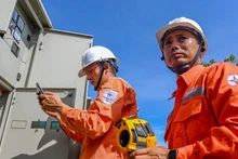 Công nhân kiểm tra hệ thống tủ điện. (Ảnh: EVN)