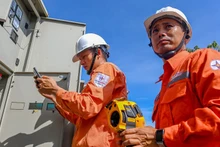 Kiểm tra vận hành hệ thống tủ điện. (Ảnh: EVN)