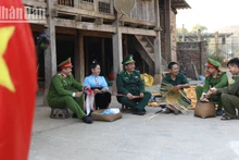 Lực lượng công an xã phối hợp Bộ đội Biên phòng thường xuyên liên hệ, gắn bó với người dân các bản vùng cao.