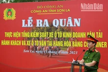 Lãnh đạo Công an tỉnh Sơn La phát biểu phát động tại lễ ra quân tổng kiểm soát xe ô-tô kinh doanh vận tải hành khách và hàng hóa bằng container.